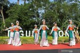 PAGELARAN PONTIANAK MENARI. Sejumlah perempuan menari saat pagelaran Pontianak Menari di Bundaran Digulis, Pontianak, Kalimantan Barat, Senin (29/4/2019). Kegiatan yang digelar Pemerintah Kota Pontianak bersama Ikatan Mahasiswa Seni Prodi Seni Pertunjukan Universitas Tanjungpura tersebut dalam rangka memperingati Hari Tari Sedunia. ANTARA FOTO/Jessica Helena WuysangANTARA FOTO/JESSICA HELENA WUYSANG (ANTARA FOTO/JESSICA HELENA WUYSANG)