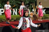 PAGELARAN PONTIANAK MENARI. Sejumlah perempuan menari saat pagelaran Pontianak Menari di Bundaran Digulis, Pontianak, Kalimantan Barat, Senin (29/4/2019). Kegiatan yang digelar Pemerintah Kota Pontianak bersama Ikatan Mahasiswa Seni Prodi Seni Pertunjukan Universitas Tanjungpura tersebut dalam rangka memperingati Hari Tari Sedunia. ANTARA FOTO/Jessica Helena WuysangANTARA FOTO/JESSICA HELENA WUYSANG (ANTARA FOTO/JESSICA HELENA WUYSANG)