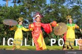 PAGELARAN PONTIANAK MENARI. Sejumlah penari membawakan tarian multi etnis saat pagelaran Pontianak Menari di Bundaran Digulis, Pontianak, Kalimantan Barat, Senin (29/4/2019). Kegiatan yang digelar Pemerintah Kota Pontianak bersama Ikatan Mahasiswa Seni Prodi Seni Pertunjukan Universitas Tanjungpura tersebut dalam rangka memperingati Hari Tari Sedunia. ANTARA FOTO/Jessica Helena WuysangANTARA FOTO/JESSICA HELENA WUYSANG (ANTARA FOTO/JESSICA HELENA WUYSANG)