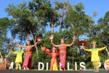 PAGELARAN PONTIANAK MENARI. Sejumlah penari membawakan tarian multi etnis saat pagelaran Pontianak Menari di Bundaran Digulis, Pontianak, Kalimantan Barat, Senin (29/4/2019). Kegiatan yang digelar Pemerintah Kota Pontianak bersama Ikatan Mahasiswa Seni Prodi Seni Pertunjukan Universitas Tanjungpura tersebut dalam rangka memperingati Hari Tari Sedunia. ANTARA FOTO/Jessica Helena WuysangANTARA FOTO/JESSICA HELENA WUYSANG (ANTARA FOTO/JESSICA HELENA WUYSANG)