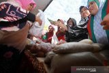 Sejumlah warga berbelanja di pasar murah yang di adakan oleh Dinas Perdagangan Kalsel di Banjarmasin, Kalimantan Selatan, Selasa (30/4/2019).Pasar murah yang di adakan oleh Dinas Perdagangan Kalsel berkerjasama dengan perum Blog dan instansi lainnya tersebut untuk memudahkan warga mendapatkan berbagai barang kebutuhan menjelang Ramadhan dengan harga lebih rendah dari harga pasar. Foto Antaranews Kalsel/Bayu Pratama S.