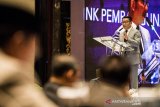 Gubernur Jawa Barat Ridwan Kamil menyampaikan paparannya kepada pemegang saham saat Rapat Umum Pemegang Saham Tahunan tahun buku 2018 di Bandung, Jawa Barat, Selasa (30/4/2019). Dalam RUPST tersebut Bank bjb membagikan dividen Rp879,6 miliar atau 57,44 persen dari laba bersih 2018 sebesar Rp1,53 triliun dan dalam kesempatan yang sama terdapat perubahan pada susunan dewan komisaris dan direksi. ANTARA JABAR/M Agung Rajasa/agr