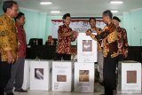 Petugas Panitia Pemilihan Kecamatan (PPK) membuka kotak suara saat Rapat Pleno Terbuka Rekapitulasi Hasil Penghitungan Suara tingkat kabupaten/kota di Kantor Komisi Pemilihan Umum (KPU) Kabupaten Sidoarjo, Jawa Timur, Selasa (30/4/2019). Rapat pleno terbuka rekapitulasi hasil penghitungan dan perolehan suara Pemilu 2019 dihadiri pimpinan partai, saksi peserta Pemilu, Komisioner Bawaslu, penyelenggara tingkat kecamatan dan Forum Koordinasi Pimpinan daerah setempat. Antara Jatim/Umarul Faruq/zk.