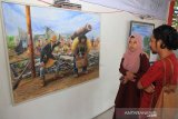 Sejumlah pengunjung mengamati lukisan yang dipajang pada pameran lukisan bumi Teuku Umar di Lapangan Bola Teuku Umar, Meulaboh, Aceh Barat, Selasa (30/4/2019). Sebanyak 27 karya lukisan dari 11 pelukis dipamerkan dengan tujuan untuk mengambarkan suasana tentang kehidupan di bumi Teuku Umar masa dulu sekaligus untuk mengajak dan menumbuh kembangkan minat pelukis-pelukis muda dalam berkarya. (Antara Aceh/Syifa Yulinnas)