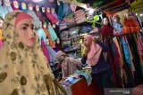 Pembeli mencoba jilbab di Pasar Citra Niaga Jombang, Jawa Timur, Selasa (30/4/2019). Menurut pedagang, permintaan jilbab menjelang bulan Ramadan meningkat 50 persen dari hari biasa dengan harga jual Rp25 ribu- Rp125 ribu per helai. Antara Jatim/Syaiful Arif/zk.