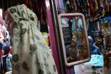 Pembeli memilih jilbab di Pasar Citra Niaga Jombang, Jawa Timur, Selasa (30/4/2019). Menurut pedagang, permintaan jilbab menjelang bulan Ramadan meningkat 50 persen dari hari biasa dengan harga jual Rp25 ribu- Rp125 ribu per helai. Antara Jatim/Syaiful Arif/zk.