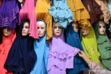 Pembeli memilih jilbab di Pasar Citra Niaga Jombang, Jawa Timur, Selasa (30/4/2019). Menurut pedagang, permintaan jilbab menjelang bulan Ramadan meningkat 50 persen dari hari biasa dengan harga jual Rp25 ribu- Rp125 ribu per helai. Antara Jatim/Syaiful Arif/zk.