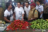 Hari ke dua kunjungan kerja Kepala Biro Organisasi dan Kepegawaian Kemendag, Budi Santoso beserta rombongan pagi sekitar pukul 07.00 WIB melakukan Sidak pasar ke Pasar  Flamboyan yang merupakan pasar tradisional terbesar di Kalbar guna meninjau langsung ketersediaan dan kestabilan harga-harga Sembako. (Foto Antara Kalbar/ Slamet Ardiansyah).