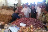 Hari ke dua kunjungan kerja Kepala Biro Organisasi dan Kepegawaian Kemendag, Budi Santoso beserta rombongan pagi sekitar pukul 07.00 WIB melakukan Sidak pasar ke Pasar  Flamboyan yang merupakan pasar tradisional terbesar di Kalbar guna meninjau langsung ketersediaan dan kestabilan harga-harga Sembako. (Foto Antara Kalbar/ Slamet Ardiansyah).