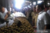 Hari ke dua kunjungan kerja Kepala Biro Organisasi dan Kepegawaian Kemendag, Budi Santoso beserta rombongan pagi sekitar pukul 07.00 WIB melakukan Sidak pasar ke Pasar  Flamboyan yang merupakan pasar tradisional terbesar di Kalbar guna meninjau langsung ketersediaan dan kestabilan harga-harga Sembako. (Foto Antara Kalbar/ Slamet Ardiansyah).