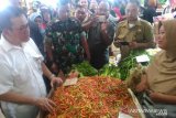 Hari ke dua kunjungan kerja Kepala Biro Organisasi dan Kepegawaian Kemendag, Budi Santoso beserta rombongan pagi sekitar pukul 07.00 WIB melakukan Sidak pasar ke Pasar  Flamboyan yang merupakan pasar tradisional terbesar di Kalbar guna meninjau langsung ketersediaan dan kestabilan harga-harga Sembako. (Foto Antara Kalbar/ Slamet Ardiansyah).