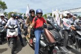 Plt Gubernur Aceh, Nova Iriansyah (tengah) mengendari sepeda motor bersama buruh yang tergabung dalam Aliansi Buruh Aceh menggelar aksi damai memperingati Mayday 2019 di Banda Aceh, Rabu (1/5/2019). Aksi Aliansi buruh Aceh yang turut dihadiri Plt Gubernur Aceh, Nova Iriansyah itu menuntut pemerintah menstabilkan harga kebutuhan pokok menjelang bulan ramadhan, menggelar operasi pasar serta menolak PP No 78 tahun 2015 demi kesejahteraan buruh. (Antara Aceh/Ampelsa)