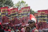Ratusan buruh melakukan aksi unjuk rasa saat peringatan hari Buruh Internasional di Gedung Sate, Bandung, Jawa Barat, Rabu (1/5/2019). Dalam aksinya mereka meminta untuk mencabut PP No 78/2015 tentang pengupahan dan penegakan hukum ketenagakerjaan. ANTARA JABAR/M Agung Rajasa/agr