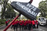 Ratusan buruh melakukan aksi unjuk rasa saat peringatan hari Buruh Internasional di Gedung Sate, Bandung, Jawa Barat, Rabu (1/5/2019). Dalam aksinya mereka meminta untuk mencabut PP No 78/2015 tentang pengupahan dan penegakan hukum ketenagakerjaan. ANTARA JABAR/M Agung Rajasa/agr