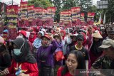 Ratusan buruh melakukan aksi unjuk rasa saat peringatan hari Buruh Internasional di Gedung Sate, Bandung, Jawa Barat, Rabu (1/5/2019). Dalam aksinya mereka meminta untuk mencabut PP No 78/2015 tentang pengupahan dan penegakan hukum ketenagakerjaan. ANTARA JABAR/M Agung Rajasa/agr