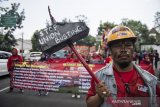 Ratusan buruh melakukan aksi unjuk rasa saat peringatan hari Buruh Internasional di Gedung Sate, Bandung, Jawa Barat, Rabu (1/5/2019). Dalam aksinya mereka meminta untuk mencabut PP No 78/2015 tentang pengupahan dan penegakan hukum ketenagakerjaan. ANTARA JABAR/M Agung Rajasa/agr