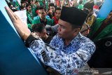 Kepala Dinas Pendidikan Nasruddin meneken petisi perjanjian penyelesaian persoalan pendidikan dihadapan pengunjukrasa Aliansi Mahasiswa Anti Penindasan (AMAP) Unimal yang mendesak pemerintah mensejahrakan guru honorer, pemeratan guru berkualitas didaerah terpencil, revisi kurikulum pendidikan dan pemerataan infrastruktur pendidikan nasional pada peringatan Hardiknas 2019 di kantor dinas pendidikan Lhokseumawe, Aceh, Kamis (2/5/2019. (Antara Aceh/Rahmad)