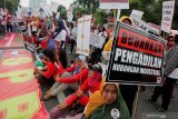 Sejumlah buruh berunjukrasa di Surabaya, Jawa Timur, Rabu (1/5/2019). Aksi memperingati Hari Buruh Sedunia itu digelar dengan menyuarakan kesejahteraan bagi buruh. Antara Jatim/Didik Suhartono/zk.
