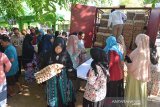 Warga antre berbelanja telur ayam dan kebutuhan pokok lainnya menyambut tradisi meugang Ramadhan di Pasar Tani, Lampineung, Banda Aceh, Kamis (2/5/2019). Pasar Tani yang menjual berbagai kebutuhan pokok, antara lain telur ayam, daging dan termasuk sayuran menawarkan harga murah hingga 30 persen dibanding dengan harga bahan pokok di pasar bebas guna membantu warga dalam pemenuhan kebutuhan menjelang Ramadhan. (Antara Aceh/Ampelsa)