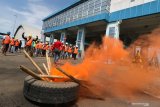 Sejumlah tenaga kerja bongkar muat (TKBM) berunjuk rasa saat simulasi pengamanan obyek vital nasional (obvitnas) di gerbang Terminal Jamrud, Pelabuhan Tanjung Perak Surabaya, Jawa Timur, Kamis (2/5/2019). Simulasi yang melibatkan TNI, Polri, dan Port Facility and Security Officer (PFSO) Pelindo III ituÂ untuk meningkatkan dan memastikan kesiapsiagaan PFSO Pelindo III di lapangan serta kelancaran koordinasi operasi pengamanan dengan satuan terkait. Antara Jatim/Didik Suhartono/zk.