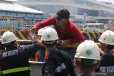 Sejumlah petugas keamanan pelabuhan (Port Security) menghalau tenaga kerja bongkar muat (TKBM) yang berunjuk rasa saat simulasi pengamanan obyek vital nasional (obvitnas) di gerbang Terminal Jamrud, Pelabuhan Tanjung Perak Surabaya, Jawa Timur, Kamis (2/5/2019). Simulasi yang melibatkan TNI, Polri, dan Port Facility and Security Officer (PFSO) Pelindo IIIÂ itu untuk meningkatkan dan memastikan kesiapsiagaan PFSO Pelindo III di lapangan serta kelancaran koordinasi operasi pengamanan dengan satuan terkait. Antara Jatim/Didik Suhartono/zk.