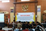 KPU Kapuas Hulu saat ini sedang menyelenggarakan Rapat pleno terbuka rekapitulasi hasil perhitungan perolehan suara peserta Pemilu dan penetapan perolehan suara Pemilu Anggota DPRD Kapuas Hulu.  Rapat pleno terbuka itu di selenggarakan di Gedung DPRD Kapuas Hulu di pimpin langsung Ketua KPU Kapuas Hulu, Ahmad Yani,sejak kemarin (Rabu 1/5) hingga hari ini Kamis.  Foto Antaranews/Timotius