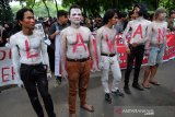 Pengunjuk rasa yang tergabung dalam Gerakan Masyarakat Melawan Sumatera Utara (GERAM SU) mengecat badan mereka saat berunjuk rasa memperingati Hari Pendidikan Nasional, di depan Gedung DPRD Sumut, Medan, Sumatera Utara, Kamis (2/5/2019). Mereka meminta pemerintah menerapkan sistem pendidikan murah di seluruh wilayah Indonesia. (Antara Sumut/Irsan)