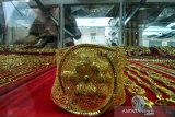 Pedagang menata perhiasan di salah satu toko emas pasar lhokseumawe, Aceh, Jumat (3/5/2019). Transaksi penjualan perhiasan emas di daerah itu meningkat karena  warga membutuhkan biaya untuk kebutuhan meugang Ramadhan . (Antara Aceh/Rahmad)