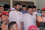 Capres nomor urut 02 Prabowo Subianto (kanan) dan Ketua BPN Aceh Muzakir Manaf (kiri) menyapa pendukungnya saat tiba di Sekretariat BPN Aceh, Banda Aceh, Jumat (3/5/2019). Kunjungan Prabowo-Sandi Aceh dalam rangkaian safari terimakasih Indonesia dan silaturahmi dengan pendukungnya. (Antara Aceh/Khalis)