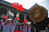Warga membawa balon saat digelar 'Megengan Kubro' di Masjid Al Akbar Surabaya, Jawa Timur, Jumat (3/5/2019). Magengan Kubro tersebut dalam rangka menyambut Ramadan 1440 H. Antara Jatim/Zabur Karuru