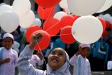 Sejumlah anak membawa balon saat digelar 'Magengan Kubro' di Masjid Al Akbar Surabaya, Jawa Timur, Jumat (3/5/2019). Magengan Kubro tersebut dalam rangka menyambut Ramadan 1440 H. Antara Jatim/Zabur Karuru