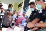 POLDA KALBAR MUSNAHKAN NARKOBA. Kapolda Kalbar Irjen Pol Didi Haryono (kiri) meninjau pemeriksaan barang bukti narkoba yang akan dimusnahkan menggunakan mesin incinerator di Mapolda Kalbar, Jumat (3/5/2019). Direktorat Reserse Narkoba Polda Kalbar memusnahkan barang bukti hasil tangkapan berupa 13,65 Kilogram sabu-sabu dan 18.750 butir ekstasi yang diselundupkan dari Malaysia oleh lima pelaku pada April 2019 lalu. ANTARA FOTO/Jessica Helena WuysangANTARA FOTO/JESSICA HELENA WUYSANG (ANTARA FOTO/JESSICA HELENA WUYSANG)