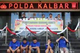 POLDA KALBAR MUSNAHKAN NARKOBA. Kapolda Kalbar Irjen Pol Didi Haryono (kedua kiri) didampingi Direktur Reserse Narkoba Polda Kalbar Kombes (Pol) Gembong Yudha (kiri) memaparkan kronologis kasus penangkapan narkoba sebelum pemusnahan di Mapolda Kalbar, Jumat (3/5/2019). Direktorat Reserse Narkoba Polda Kalbar memusnahkan barang bukti hasil tangkapan berupa 13,65 Kilogram sabu-sabu dan 18.750 butir ekstasi yang diselundupkan dari Malaysia oleh lima pelaku pada April 2019 lalu. ANTARA FOTO/Jessica Helena WuysangANTARA FOTO/JESSICA HELENA WUYSANG (ANTARA FOTO/JESSICA HELENA WUYSANG)