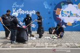 Sejumlah pekerja Go Clean mengikuti program Beresih kota Bandung, Jawa Barat, Jumat (2/5/2019). Program yang diselenggarakan oleh Pemkot Bandung dengan melibatkan berbagai komunitas tersebut dalam rangka menyambut bulan Ramadan dan mengajak seluruh masyarakat kota Bandung untuk menjaga kebersihan lingkungan. ANTARA JABAR/M Agung Rajasa/agr