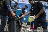 Sejumlah pekerja Go Clean mengikuti program Beresih kota Bandung, Jawa Barat, Jumat (2/5/2019). Program yang diselenggarakan oleh Pemkot Bandung dengan melibatkan berbagai komunitas tersebut dalam rangka menyambut bulan Ramadan dan mengajak seluruh masyarakat kota Bandung untuk menjaga kebersihan lingkungan. ANTARA JABAR/M Agung Rajasa/agr