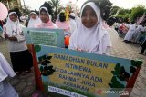 Sejumah santri Taman Baca Al Quran (TBA) Almarkazul Islamic membawa berbagai poster edukasi berpuasa mengkampanyekan “Ayo berpuasa” dalam rangka menyambut bulan suci Ramadhan 1440 hijriah saat pawai Ta'aruf di Lhokseumawe, Aceh, Sabtu (4/5/2019). (Antara Aceh/Rahmad)
