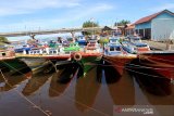 Sejumlah perahu dan kapal nelayan ditambatkan di Pelabuhan Desa Kuala Bubon, Samatiga, Aceh Barat, Sabtu (4/5/2019). Menjelang bulan suci Ramadhan mayoritas nelayan Aceh tidak melaut untuk menikmati tradisi meugang dan awal puasa bersama keluarga dan para nelayan di kawasan itu akan kembali melaut pada hari ketiga Ramadhan. (Antara Aceh/Syifa Yulinnas)