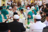 Sejumlah pasangan pengantin mengikuti nikah massal gratis di Masjid Raya Sabilal Muhtadin, Banjarmasin, Kalimantan Selatan, Sabtu (4/5/2019). Baznas Kalsel bersama Kanwil Kemenag Kalsel dan Badan pengelola Masjid Raya Sabilal Muhtadi di dukung Pemprov Kalsel, Bank Kalsel, Persatuan Rias Pengantin Harpi Melati Kalsel dan Yani Yongky Decoration mengadakan nikah massal gratis yang diikuti 50 pasangan penganten tersebut bertujuan untuk membantu masyarakat mendapatkan legalitas pernikahan sesuai ketentuan yang berlaku.Foto Antaranews Kalsel/Bayu Pratama S.