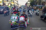 Peserta menabuh bedug di atas motor vespa saat mengikuti parade bedug hias di kawasan Kertabumi - Arif Rahman Hakim, Karawang, Jawa Barat, Sabtu (4/5/2019). Parade bedug tersebut untuk menyambut dan memeriahkan datangnya bulan suci Ramadhan. ANTARA JABAR/M Ibnu Chazar/agr