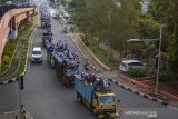 Ratusan umat muslim berada di atas truk saat mengikuti parade bedug hias di kawasan Kertabumi - Arif Rahman Hakim, Karawang, Jawa Barat, Sabtu (4/5/2019). Parade bedug tersebut untuk menyambut dan memeriahkan datangnya bulan suci Ramadhan. ANTARA JABAR/M Ibnu Chazar/agr