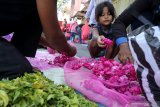 Seorang anak memilih bunga tabur sebagai pelengkap tradisi ziarah kubur di Kota Kediri, Jawa Timur, Sabtu (4/5/2019). Pasar bunga tabur musiman yang hanya ada selama tiga hari menjelang bulan ramadhan tersebut menjadi tempat meraup untung puluhan pedagang bunga dari sejumlah daerah. Antara Jatim/Prasetia Fauzani/zk.