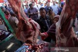 Wali Kota Banda Aceh Aminullah Usman (tengah) meninjau pasar daging dadakan untuk kebutuhan tradisi hari pemotongan hewan (meugang) menyambut bulan Ramadhan 1440 hijriah di Peunayong, Banda Aceh, Sabtu (4/5/2019). Meugang yang memasak berbagai menu utama daging adalah tradisi menyembelih hewan berupa kambing, sapi, kerbau atau ayam yang dirayakan tiga kali setahun oleh masyarakat Aceh yakni menyambut bulan Ramadhan, hari raya Idul Adha serta Idul Fitri. (Antara Aceh/Irwansyah Putra)