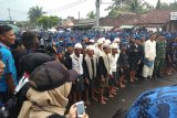 Masyarakat Baduy hendak jalan menuju pendopo pemjab Lebak dilepas oleh sekmmat Leuwidamar