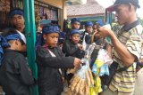 Anak anak Baduy yang ikut seba..seperti anak anak kita juga beli tahu goreng pada pedagang krlilibg