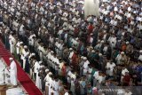 Umat muslim melaksanakan ibadah shalat Tarawih pertama Ramadhan 1440 H di Masjid Al Markazur Islamic Lhokseumawe, Aceh, Minggu (5/5/2019). Pemerintah menetapkan awal Ramadhan 1440 H jatuh pada hari Senin, 6 Mei 2019. (Antara Aceh/Rahmad)