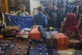 Dua warga negara asing memilih kain tenun saat mengunjungi Festival Batik dan Tenun Nusantara di Graha Manggala Siliwangi, Bandung, Jawa Barat, Minggu (5/5/2019). Pameran batik dan tenun nusantara yang diikuti oleh 73 stand dari perajin di berbagai daerah Indonesia yang menawarkan diskon mulai 10 persen hingga 50 persen tersebut digelar sebagai salah satu upaya pelestarian kain batik dan tenun yang cakupan nilai ekspornya merambah benua Asia, Afrika dan Eropa. ANTARA JABAR/Raisan Al Farisi/agr