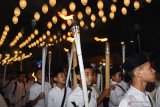 Peserta mengikuti pawai obor menyambut bulan suci Ramadhan di Kota Madiun, Jawa Timur, Sabtu (4/5/2019). Pawai tersebut diikuti 3.300 peserta terdiri pelajar SD, MI, SMP, MTs, SMA, SMK, MA dan mahasiswa. Antara Jatim/Siswowidodo/zk.