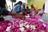 Penjual bunga tabur melayani pembeli di Kota Madiun, Jawa Timur, Minggu (5/5/2019). Menjelang Ramadhan, banyak warga Madiun dan sekitarnya memanfaatkan momentum tersebut untuk menjadi penjual musiman bunga tabur guna memenuhi kebutuhan warga yang akan berziarah ke makam. Antara Jatim/Siswowidodo/zk.