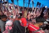 Warga memadati pasar untuk membeli daging sapi meugang yang sudah menjadi tradisi turun temurun masyarakat Aceh, tanpa perbedaan kaya dan miskin membeli dan memasak daging untuk disantap bersama keluarga yang dilaksanakan setahun tiga kali yaitu menyambut bulan Suci Ramadhan, Idul Fitri dan Idul Adha, di Lhokseumawe, Aceh, Minggu (5/5/2019). (Antara Aceh/Rahmad)