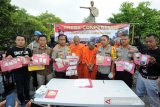 Polisi menunjukkan tersangka dan barang bukti narkoba saat rilis kasus narkoba di lokasi Car Free Day (CFD) Renon, Denpasar, Bali, Minggu (5/5/2019). Polresta Denpasar bersama Satgas Counter Transnational and Organized Crime (CTOC) Polda Bali berhasil menangkap 16 bandar dan kurir narkotika dengan barang bukti diantaranya, 1,52 kg sabu, 1.046 butir ekstasi dan 23,96 gram ganja selama bulan April 2019. ANTARA FOTO/Fikri Yusuf/nym.